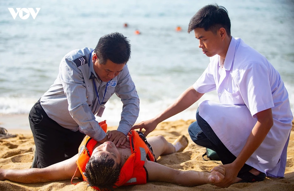 Diễn tập cứu người trên bán bán đảo Sơn Trà Diễn tập cứu người trên bán bán đảo Sơn Trà