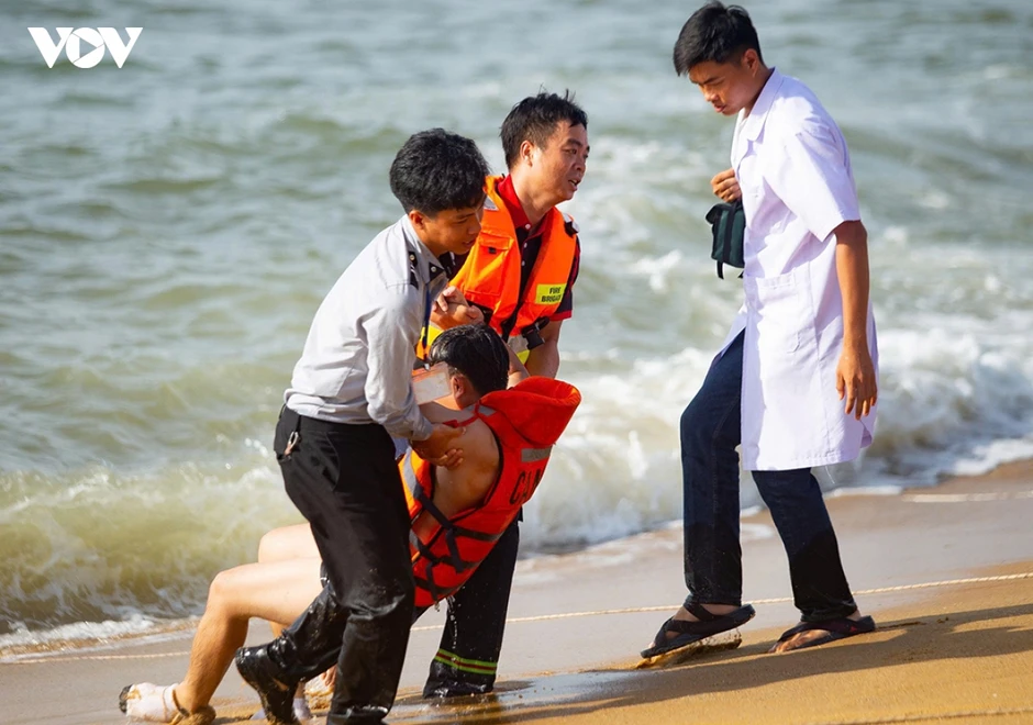 Diễn tập cứu người trên bán bán đảo Sơn Trà Diễn tập cứu người trên bán bán đảo Sơn Trà