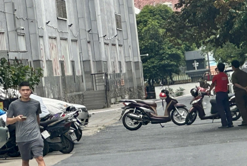Điều tra làm rõ vụ người đàn ông rơi từ lầu 17 chung cư xuống đất Điều tra làm rõ vụ người đàn ông rơi từ lầu 17 chung cư xuống đất