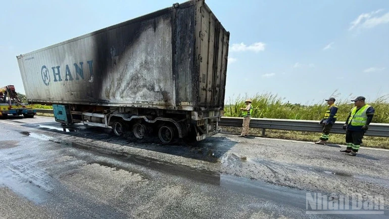 Điều tra nguyên nhân vụ cháy thùng container trên cao tốc Trung Lương-Mỹ Thuận Điều tra nguyên nhân vụ cháy thùng container trên cao tốc Trung Lương-Mỹ Thuận