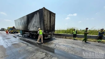 Điều tra nguyên nhân vụ cháy thùng container trên cao tốc Trung Lương-Mỹ Thuận