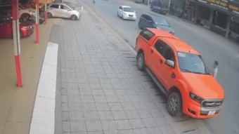 Điều tra vụ ô tô vượt phải đâm trúng tài xế đang mở cửa xe