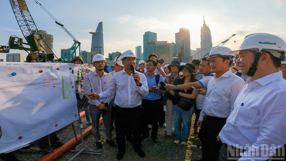 Đổ bê-tông bệ trụ cầu đi bộ qua sông Sài Gòn, kịp hoàn thành công trình dịp lễ 2/9 Đổ bê-tông bệ trụ cầu đi bộ qua sông Sài Gòn, kịp hoàn thành công trình dịp lễ 2/9