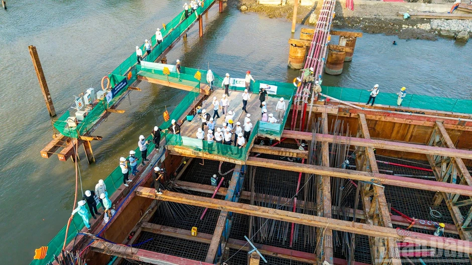 Đổ bê-tông bệ trụ cầu đi bộ qua sông Sài Gòn, kịp hoàn thành công trình dịp lễ 2/9 Đổ bê-tông bệ trụ cầu đi bộ qua sông Sài Gòn, kịp hoàn thành công trình dịp lễ 2/9