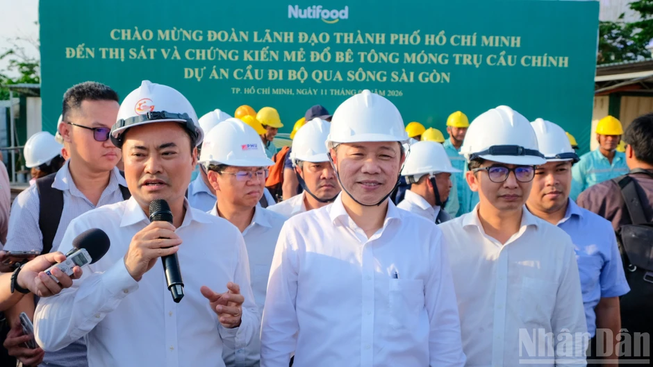 Đổ bê-tông bệ trụ cầu đi bộ qua sông Sài Gòn, kịp hoàn thành công trình dịp lễ 2/9 Đổ bê-tông bệ trụ cầu đi bộ qua sông Sài Gòn, kịp hoàn thành công trình dịp lễ 2/9