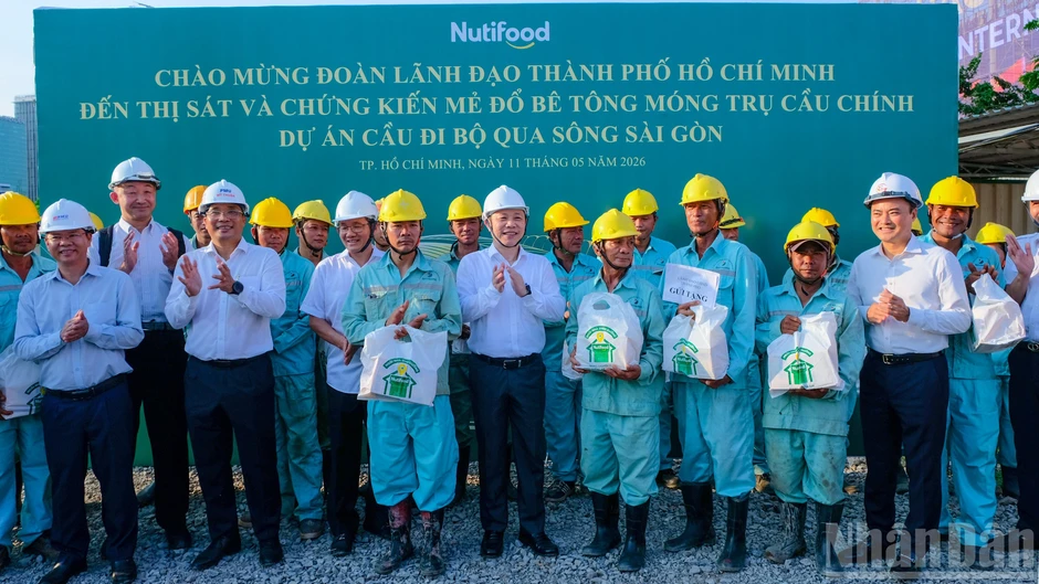 Đổ bê-tông bệ trụ cầu đi bộ qua sông Sài Gòn, kịp hoàn thành công trình dịp lễ 2/9 Đổ bê-tông bệ trụ cầu đi bộ qua sông Sài Gòn, kịp hoàn thành công trình dịp lễ 2/9