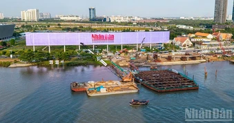 Đổ bê-tông bệ trụ cầu đi bộ qua sông Sài Gòn, kịp hoàn thành công trình dịp lễ 2/9