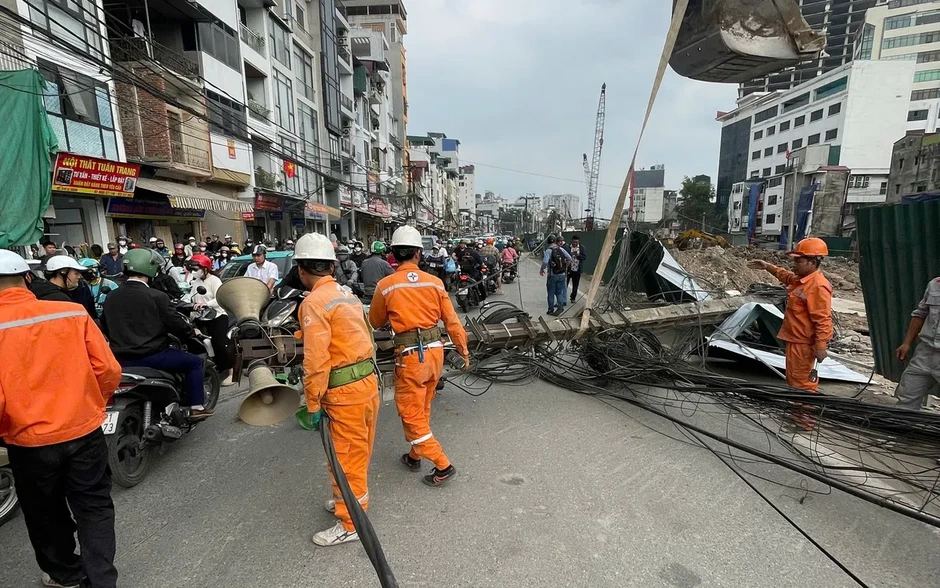 Đổ cột điện trên phố Đê La Thành (Hà Nội) Đổ cột điện trên phố Đê La Thành (Hà Nội)