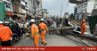 Đổ cột điện trên phố Đê La Thành (Hà Nội)