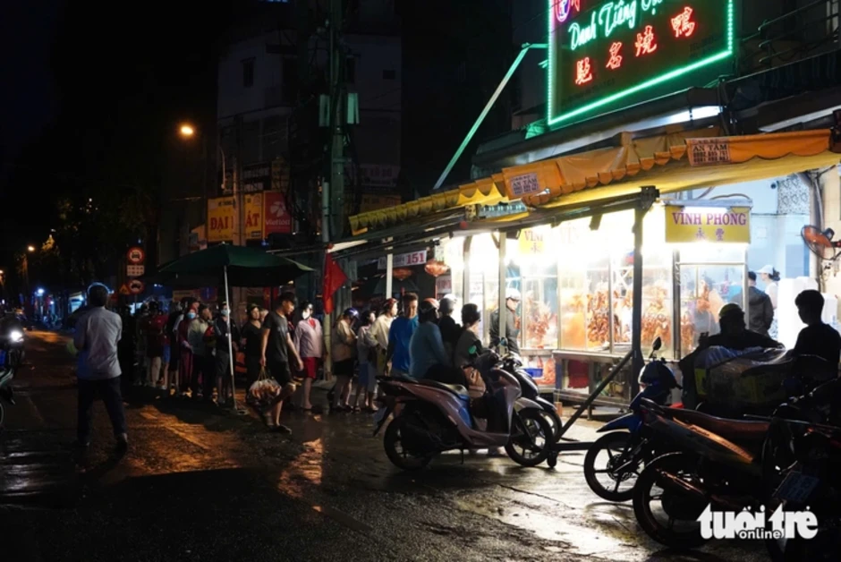 Đỏ lửa xuyên đêm nướng hàng ngàn cá lóc cho ngày vía Thần Tài Đỏ lửa xuyên đêm nướng hàng ngàn cá lóc cho ngày vía Thần Tài