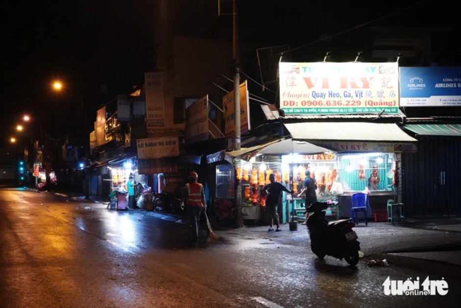 Đỏ lửa xuyên đêm nướng hàng ngàn cá lóc cho ngày vía Thần Tài Đỏ lửa xuyên đêm nướng hàng ngàn cá lóc cho ngày vía Thần Tài