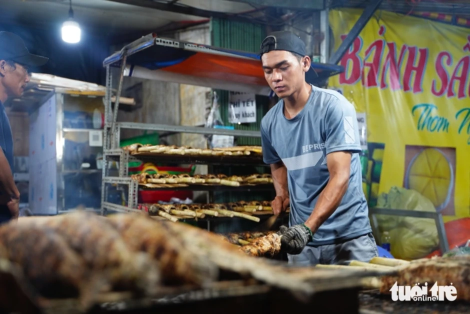 Đỏ lửa xuyên đêm nướng hàng ngàn cá lóc cho ngày vía Thần Tài Đỏ lửa xuyên đêm nướng hàng ngàn cá lóc cho ngày vía Thần Tài