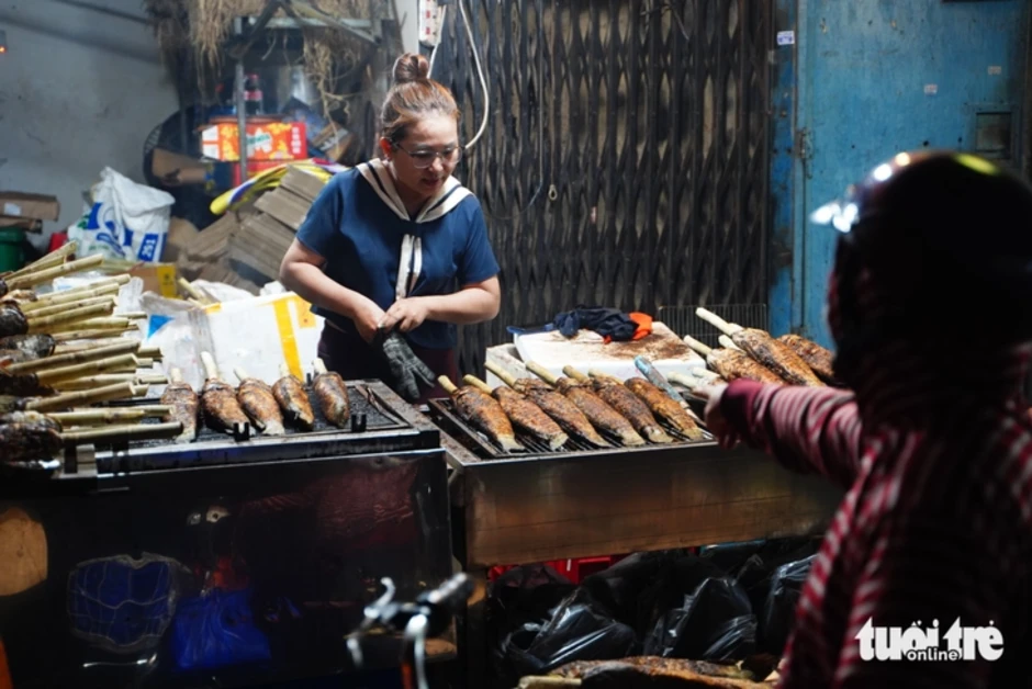 Đỏ lửa xuyên đêm nướng hàng ngàn cá lóc cho ngày vía Thần Tài Đỏ lửa xuyên đêm nướng hàng ngàn cá lóc cho ngày vía Thần Tài