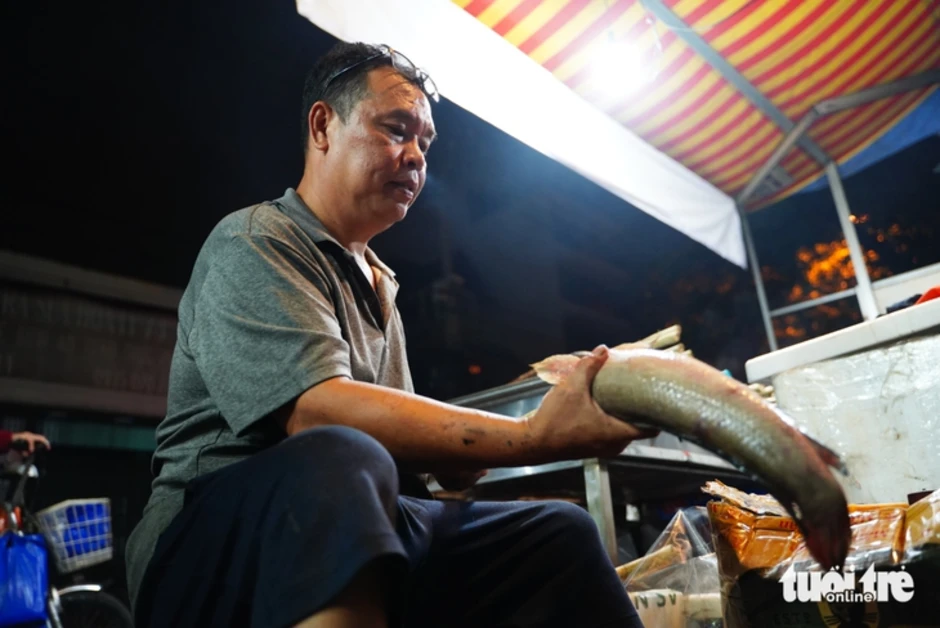 Đỏ lửa xuyên đêm nướng hàng ngàn cá lóc cho ngày vía Thần Tài Đỏ lửa xuyên đêm nướng hàng ngàn cá lóc cho ngày vía Thần Tài