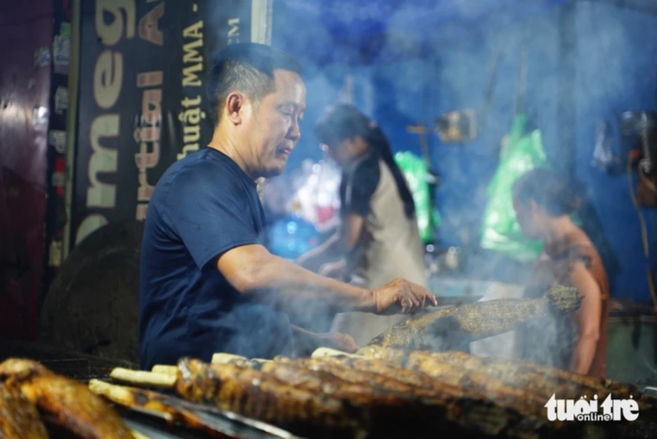 Đỏ lửa xuyên đêm nướng hàng ngàn cá lóc cho ngày vía Thần Tài Đỏ lửa xuyên đêm nướng hàng ngàn cá lóc cho ngày vía Thần Tài