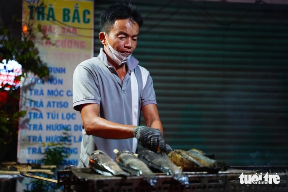Đỏ lửa xuyên đêm nướng hàng ngàn cá lóc cho ngày vía Thần Tài Đỏ lửa xuyên đêm nướng hàng ngàn cá lóc cho ngày vía Thần Tài