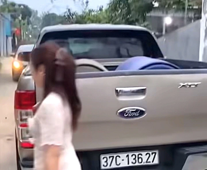 Đỗ ô tô bán tải chắn ngõ, chủ xe thản nhiên ngồi hiên nhà mặc kệ Đỗ ô tô bán tải chắn ngõ, chủ xe thản nhiên ngồi hiên nhà mặc kệ