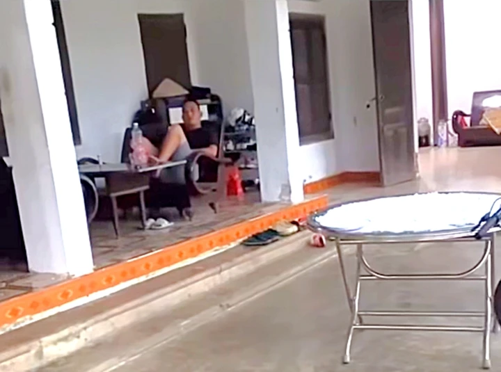 Đỗ ô tô bán tải chắn ngõ, chủ xe thản nhiên ngồi hiên nhà mặc kệ Đỗ ô tô bán tải chắn ngõ, chủ xe thản nhiên ngồi hiên nhà mặc kệ