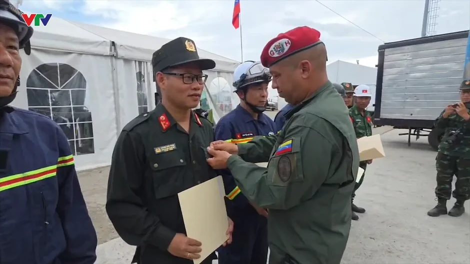 Đoàn cứu nạn, cứu hộ Việt Nam được trao Huy chương “Anh hùng Venezuela” Đoàn cứu nạn, cứu hộ Việt Nam được trao Huy chương “Anh hùng Venezuela”