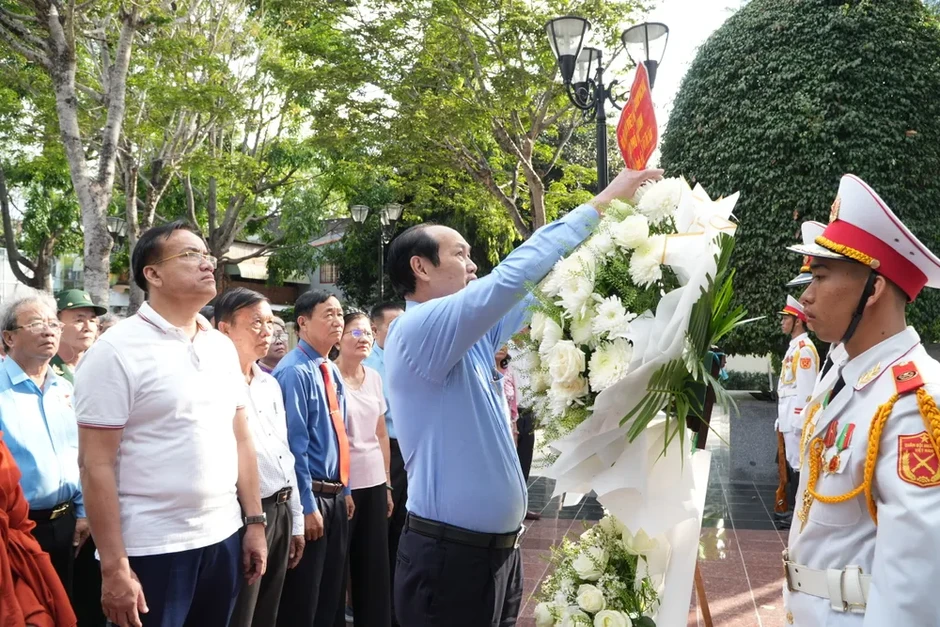 Đoàn đại biểu Hội Hữu nghị Việt Nam - Campuchia TPHCM dâng hương tưởng niệm Anh hùng Võ Thị Sáu