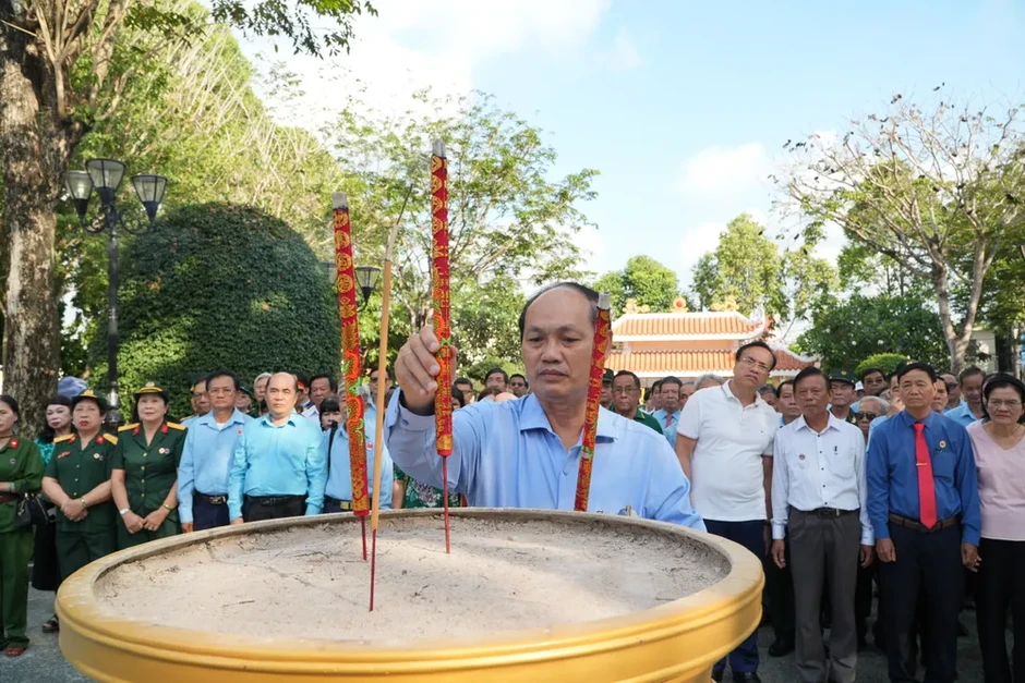 Đoàn đại biểu Hội Hữu nghị Việt Nam - Campuchia TPHCM dâng hương tưởng niệm Anh hùng Võ Thị Sáu