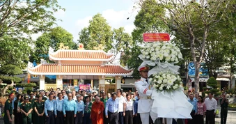 Đoàn đại biểu Hội Hữu nghị Việt Nam - Campuchia TPHCM dâng hương tưởng niệm Anh hùng Võ Thị Sáu