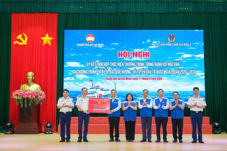 Đoàn đại biểu TP.HCM dâng hương tri ân anh hùng liệt sĩ tại Côn Đảo Đoàn đại biểu TP.HCM dâng hương tri ân anh hùng liệt sĩ tại Côn Đảo