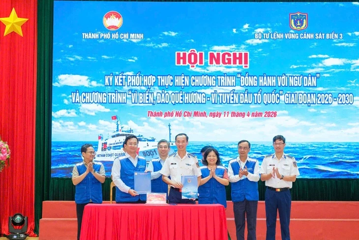 Đoàn đại biểu TP.HCM dâng hương tri ân anh hùng liệt sĩ tại Côn Đảo Đoàn đại biểu TP.HCM dâng hương tri ân anh hùng liệt sĩ tại Côn Đảo