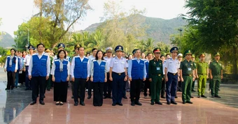 Đoàn đại biểu TP.HCM dâng hương tri ân anh hùng liệt sĩ tại Côn Đảo