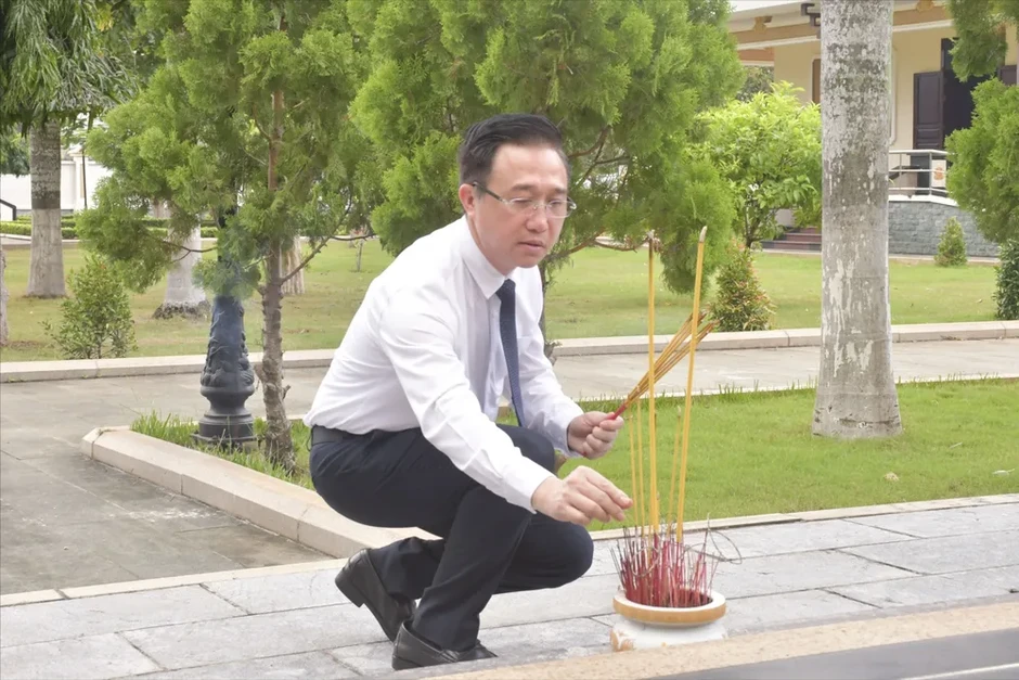 Đoàn đại biểu TPHCM viếng Nghĩa trang Liệt sĩ Bà Rịa - Vũng Tàu Đoàn đại biểu TPHCM viếng Nghĩa trang Liệt sĩ Bà Rịa - Vũng Tàu