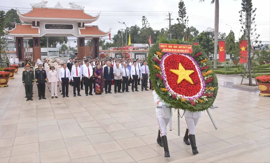 Đoàn đại biểu TPHCM viếng Nghĩa trang Liệt sĩ Bà Rịa - Vũng Tàu Đoàn đại biểu TPHCM viếng Nghĩa trang Liệt sĩ Bà Rịa - Vũng Tàu