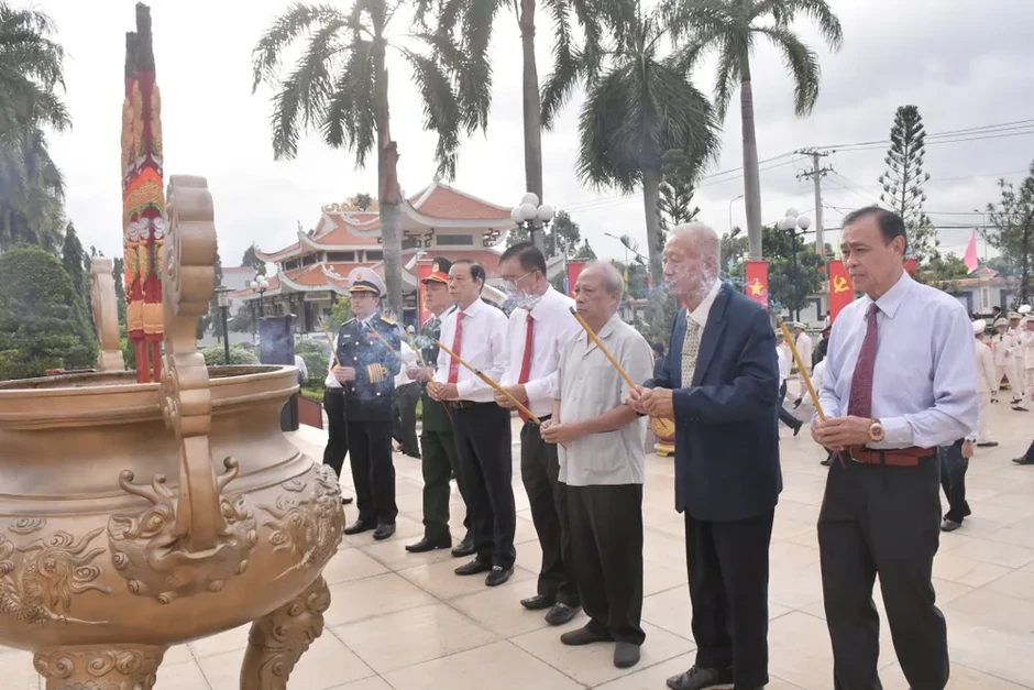Đoàn đại biểu TPHCM viếng Nghĩa trang Liệt sĩ Bà Rịa - Vũng Tàu Đoàn đại biểu TPHCM viếng Nghĩa trang Liệt sĩ Bà Rịa - Vũng Tàu
