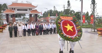 Đoàn đại biểu TPHCM viếng Nghĩa trang Liệt sĩ Bà Rịa - Vũng Tàu