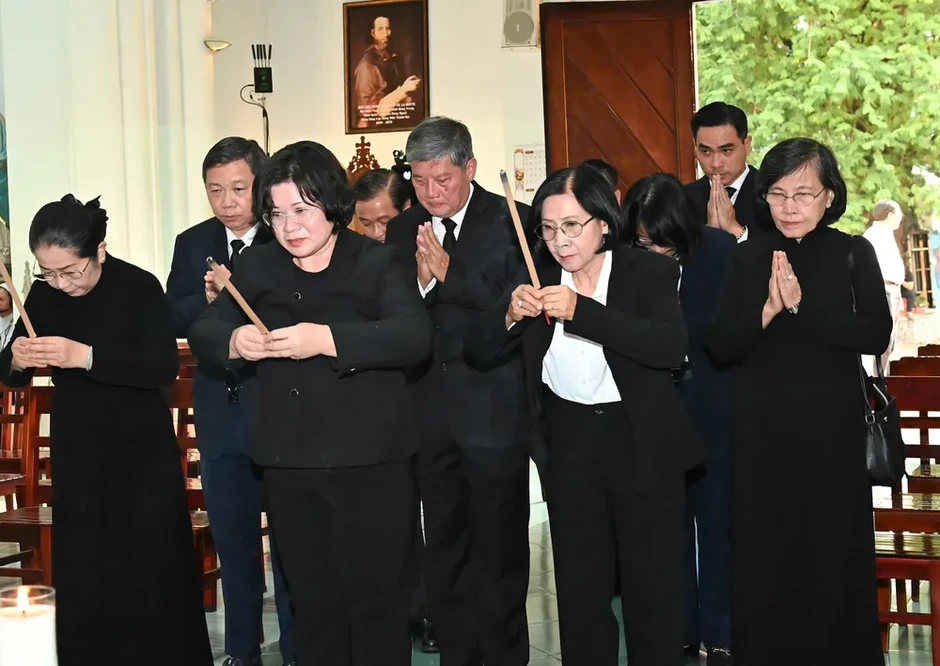 Đoàn lãnh đạo TPHCM viếng Đức Hồng y Gioan Baotixita Phạm Minh Mẫn Đoàn lãnh đạo TPHCM viếng Đức Hồng y Gioan Baotixita Phạm Minh Mẫn