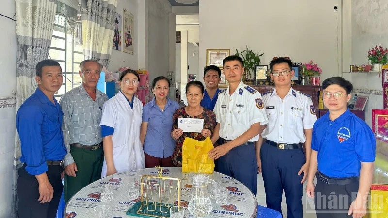 Đoàn viên, thanh niên Bộ Tư lệnh Vùng Cảnh sát biển 2 tri ân người có công với cách mạng Đoàn viên, thanh niên Bộ Tư lệnh Vùng Cảnh sát biển 2 tri ân người có công với cách mạng