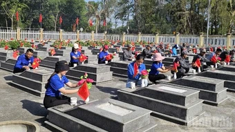 Đoàn viên, thanh niên Bộ Tư lệnh Vùng Cảnh sát biển 2 tri ân người có công với cách mạng