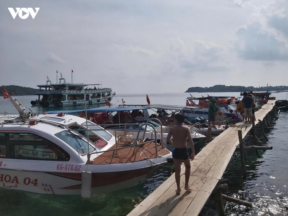 Doanh nghiệp du lịch Phú Quốc ngưng khai thác tour cano đi đảo sau sự cố lật tàu Doanh nghiệp du lịch Phú Quốc ngưng khai thác tour cano đi đảo sau sự cố lật tàu