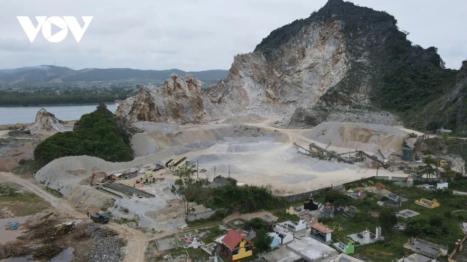 Doanh nghiệp nổ mìn khai thác đá làm hỏng nhà dân ở Quảng Trị Doanh nghiệp nổ mìn khai thác đá làm hỏng nhà dân ở Quảng Trị