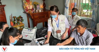 Đội chăm sóc sức khỏe liên tục đến tận nhà dân ở TP.HCM để thăm khám