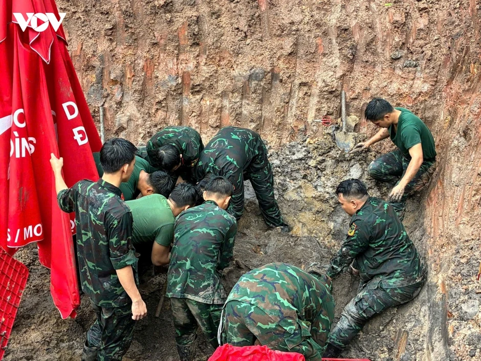 Đội mưa tìm kiếm, quy tập 12 bộ hài cốt liệt sĩ ở Công viên Lê Thị Riêng Đội mưa tìm kiếm, quy tập 12 bộ hài cốt liệt sĩ ở Công viên Lê Thị Riêng