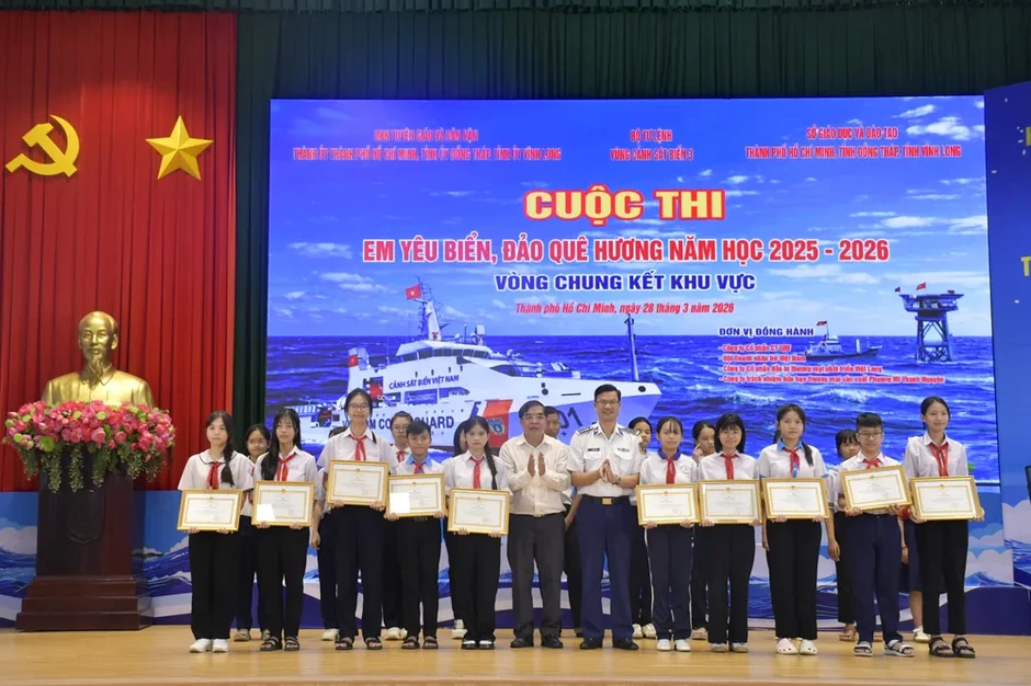 Đội TPHCM giành giải nhất cuộc thi “Em yêu biển, đảo quê hương”