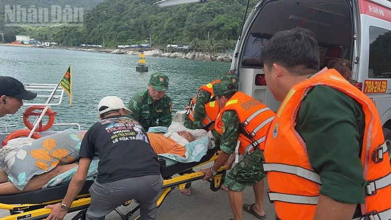 Đồn Biên phòng Cửa khẩu cảng Vũng Rô kịp thời cứu thuyền viên bất tỉnh trên biển Đồn Biên phòng Cửa khẩu cảng Vũng Rô kịp thời cứu thuyền viên bất tỉnh trên biển
