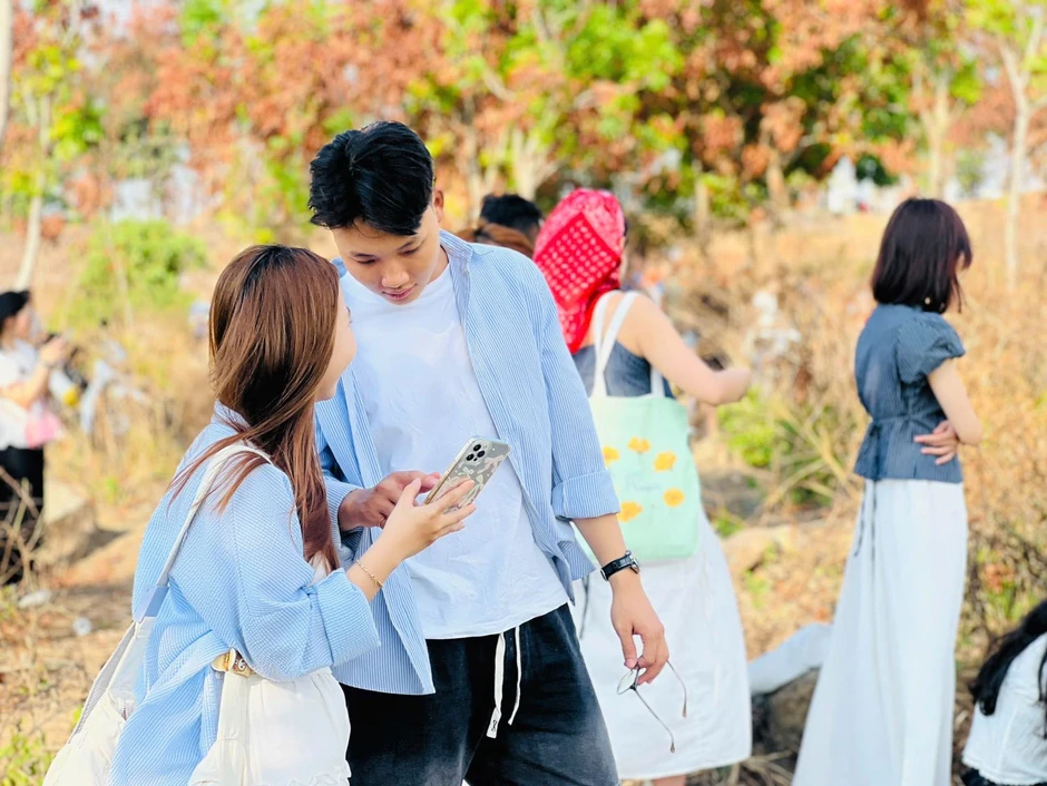 Đón hoàng hôn lãng mạn như phim trường trên cánh đồng cỏ lau ở ĐH Quốc gia TP Hồ Chí Minh Đón hoàng hôn lãng mạn như phim trường trên cánh đồng cỏ lau ở ĐH Quốc gia TP Hồ Chí Minh