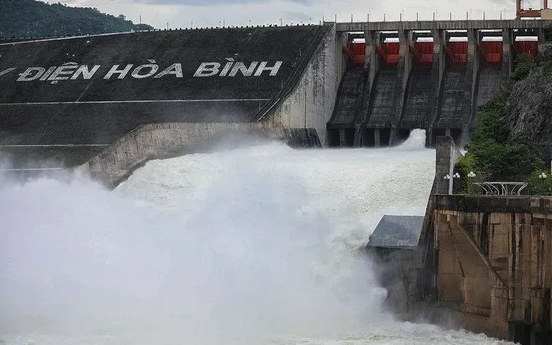Đóng 1 cửa xả đáy hồ thủy điện Hòa Bình Đóng 1 cửa xả đáy hồ thủy điện Hòa Bình