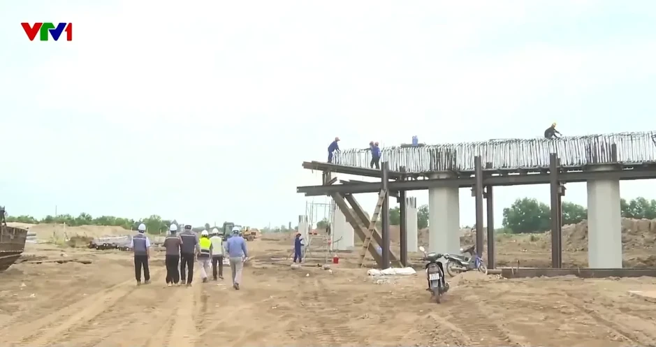 Đồng bằng sông Cửu Long giữ tiến độ thi công nhiều dự án cao tốc trong mùa mưa Đồng bằng sông Cửu Long giữ tiến độ thi công nhiều dự án cao tốc trong mùa mưa