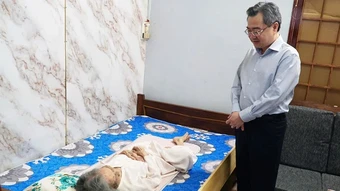Đồng chí Nguyễn Thanh Nghị thăm, tặng quà gia đình chính sách, người lao động tại Quảng Ngãi