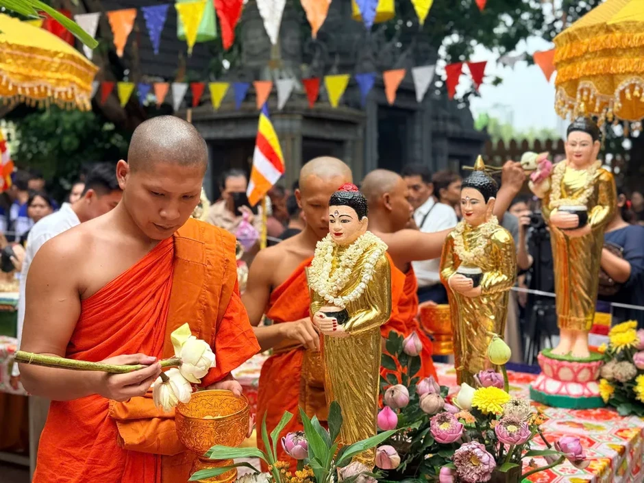 Đông đảo người dân tham dự nghi lễ tắm Phật trong Tết Chôl Chnăm Thmây Đông đảo người dân tham dự nghi lễ tắm Phật trong Tết Chôl Chnăm Thmây