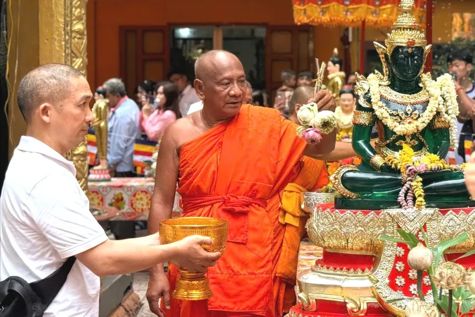 Đông đảo người dân tham dự nghi lễ tắm Phật trong Tết Chôl Chnăm Thmây Đông đảo người dân tham dự nghi lễ tắm Phật trong Tết Chôl Chnăm Thmây