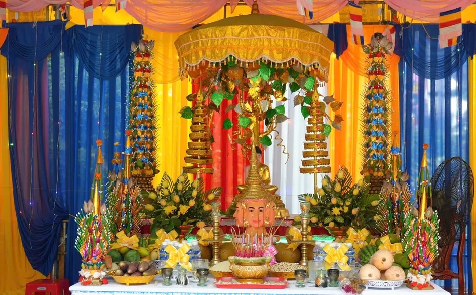 Đông đảo người dân tham dự nghi lễ tắm Phật trong Tết Chôl Chnăm Thmây Đông đảo người dân tham dự nghi lễ tắm Phật trong Tết Chôl Chnăm Thmây