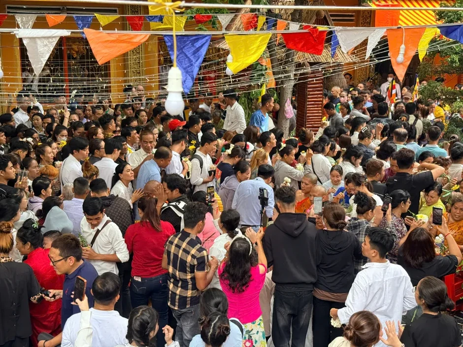 Đông đảo người dân tham dự nghi lễ tắm Phật trong Tết Chôl Chnăm Thmây Đông đảo người dân tham dự nghi lễ tắm Phật trong Tết Chôl Chnăm Thmây
